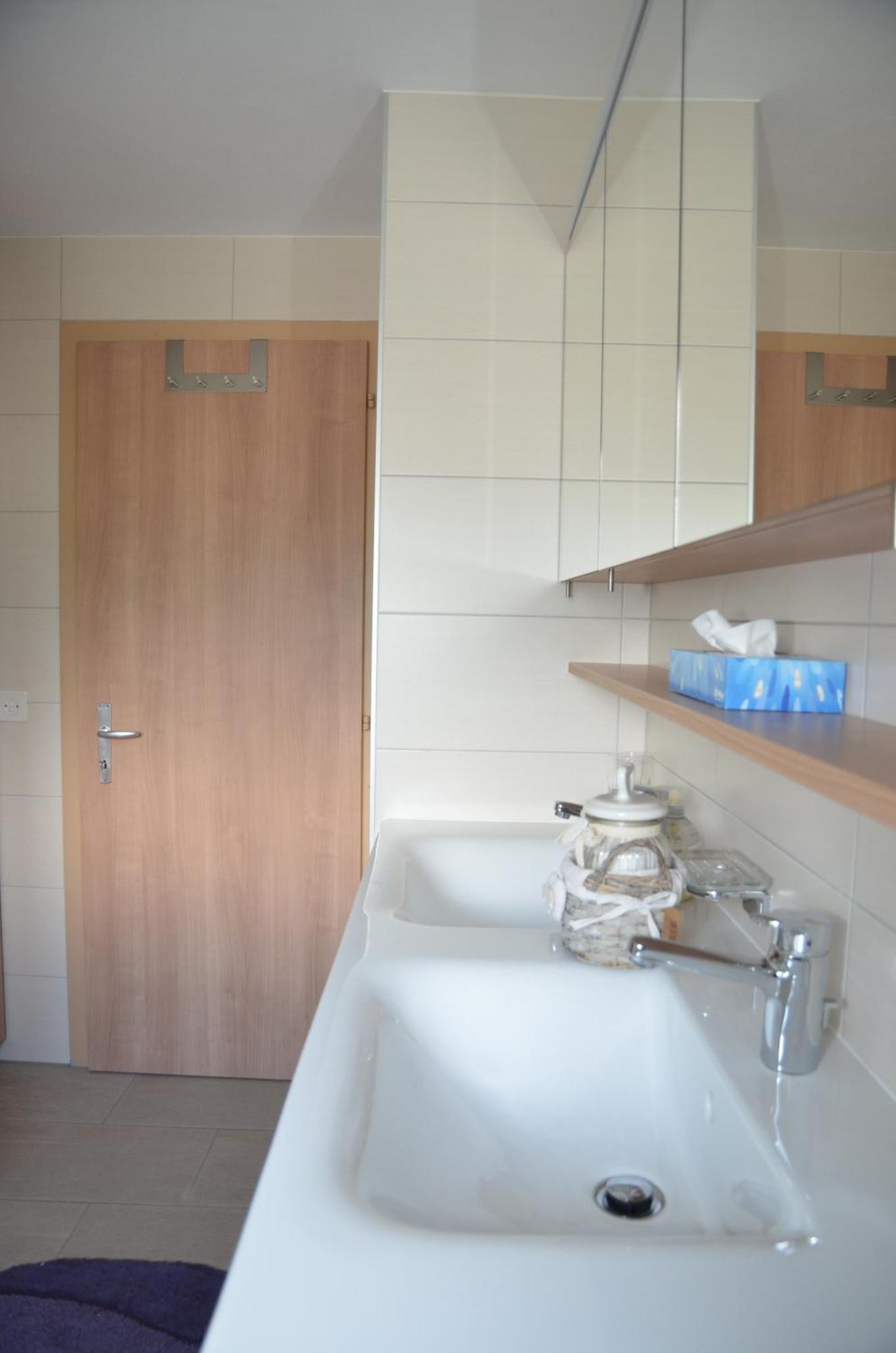 Grosse, Schoene Wohnung Im Gruenen 布里格 外观 照片