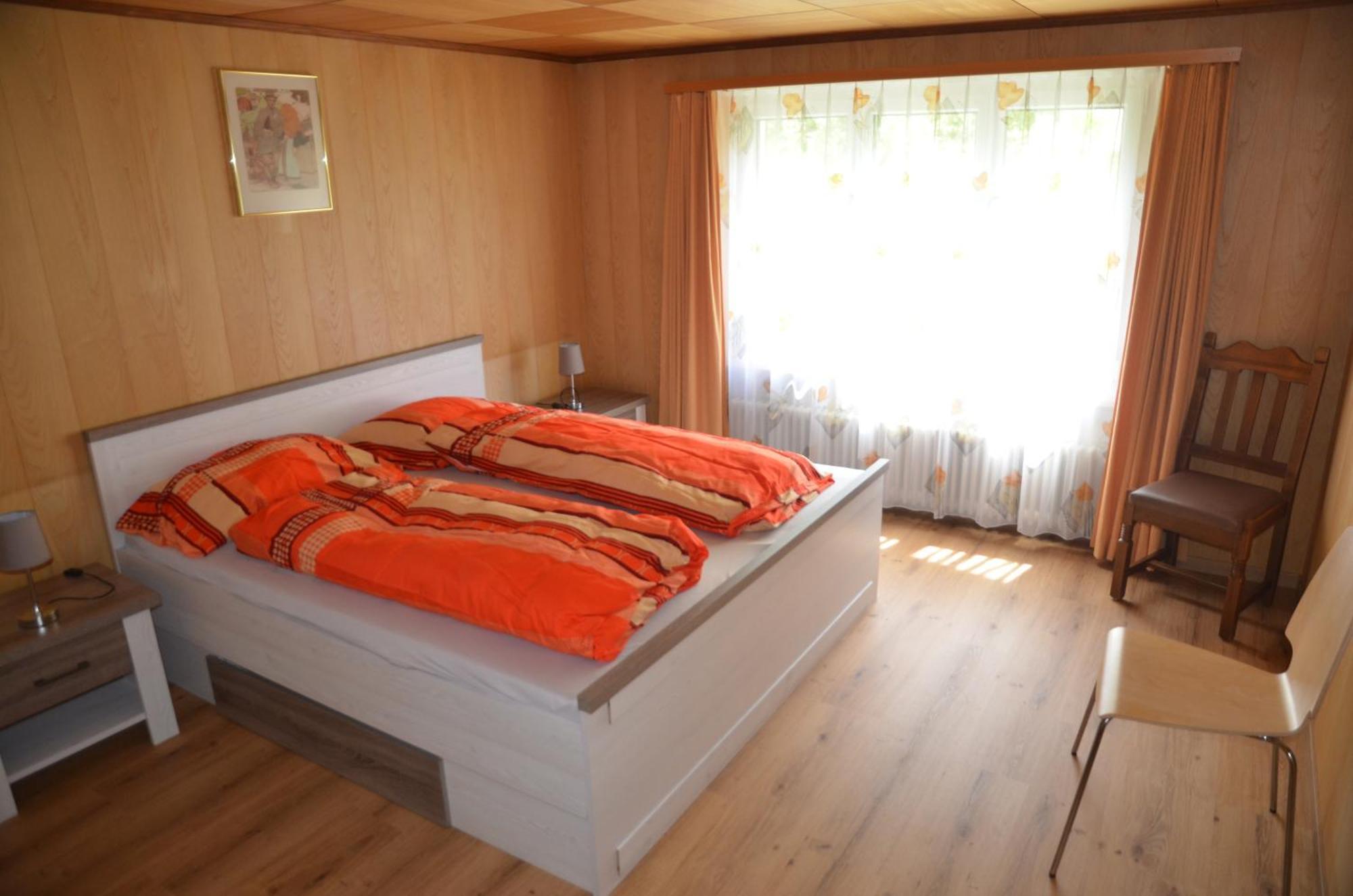 Grosse, Schoene Wohnung Im Gruenen 布里格 外观 照片